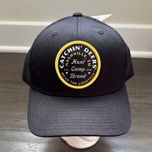 Catchin’ Deers Hunt Camp On black canvas/mesh panel, snapback, button top cap